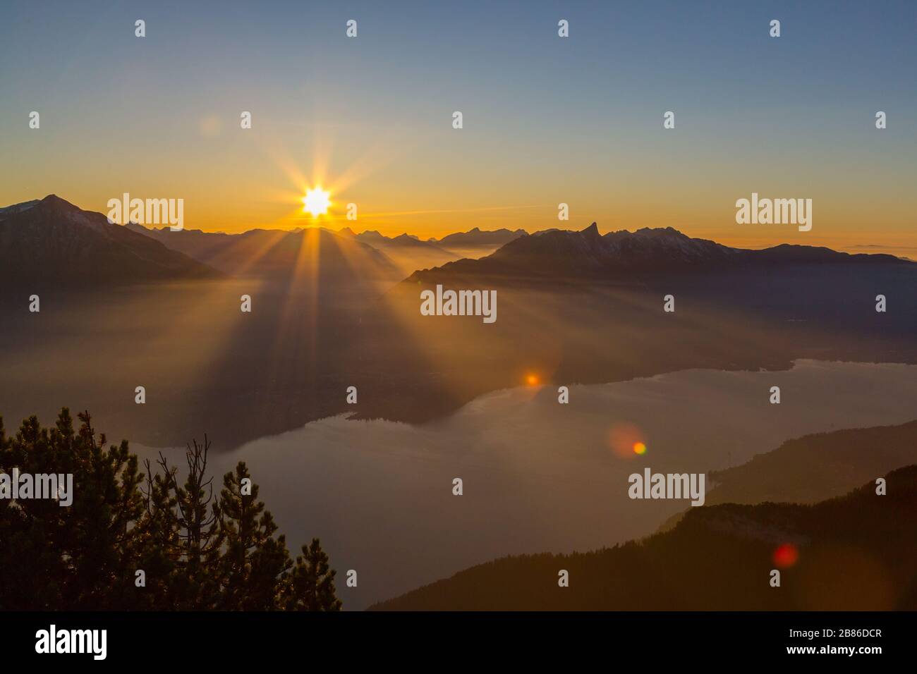 Coucher de soleil sur le lac Thun avec panorama sur les montagnes alpines Banque D'Images