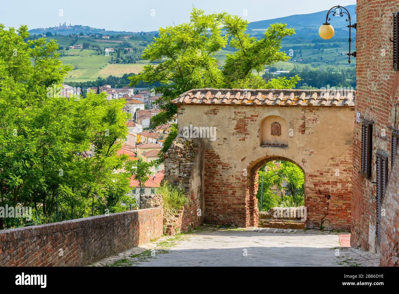 Certaldo, Toscane: Une arche à la fin de la via Rivellino dans la ville haute Certaldo Alto avec la partie inférieure de la ville Certaldo Basso ci-dessous. Banque D'Images