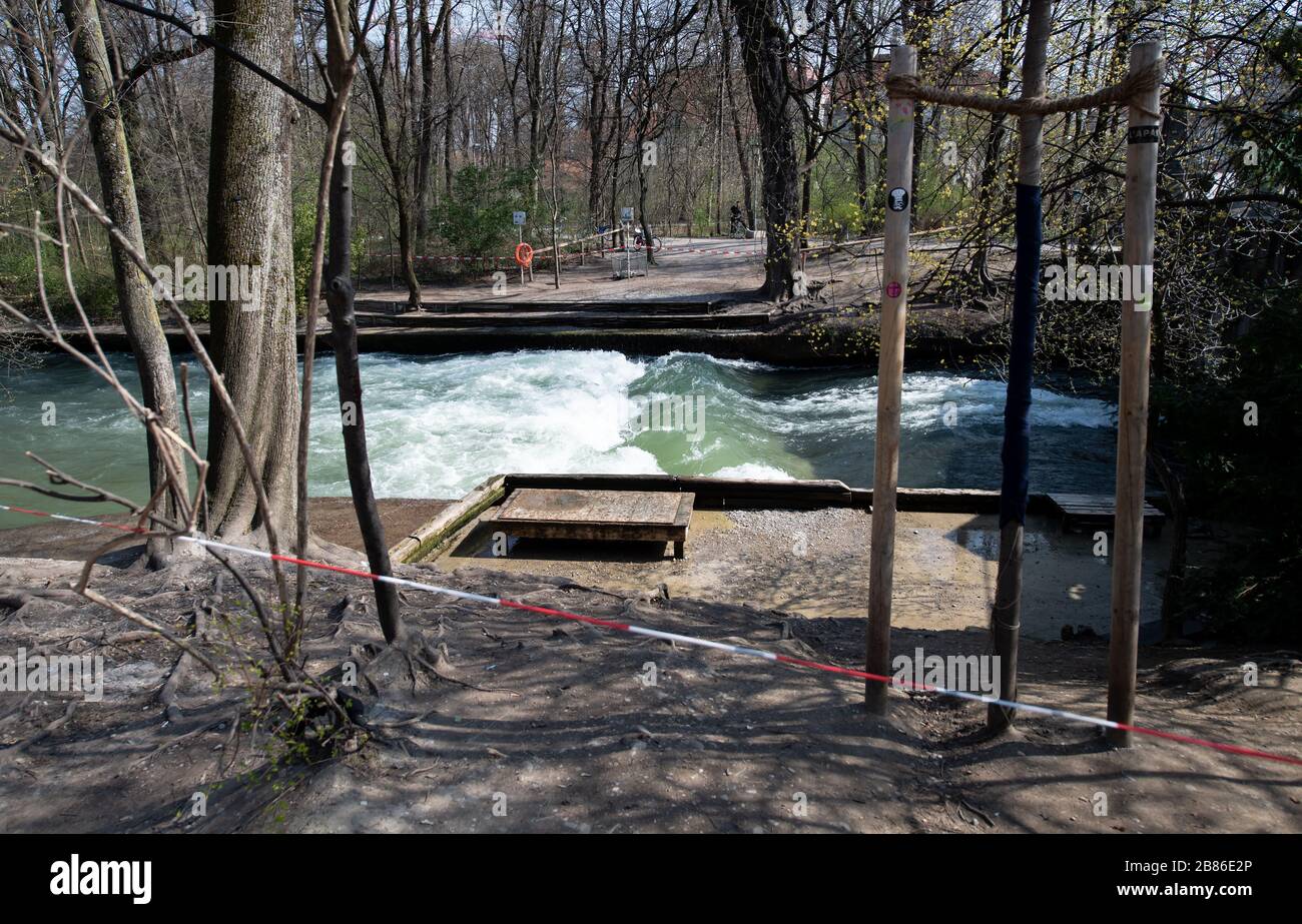 Munich, Allemagne. 20 mars 2020. La zone autour de la vague d'Eisbach dans le jardin anglais est barriée avec du ruban adhésif. La vague est généralement un point d'accès populaire pour les surfeurs tout au long de l'année. En raison de la crise actuelle de Corona, le surf sur la vague a été interdit et la pression de l'eau a diminué. Crédit: Sven Hoppe/dpa/Alay Live News Banque D'Images