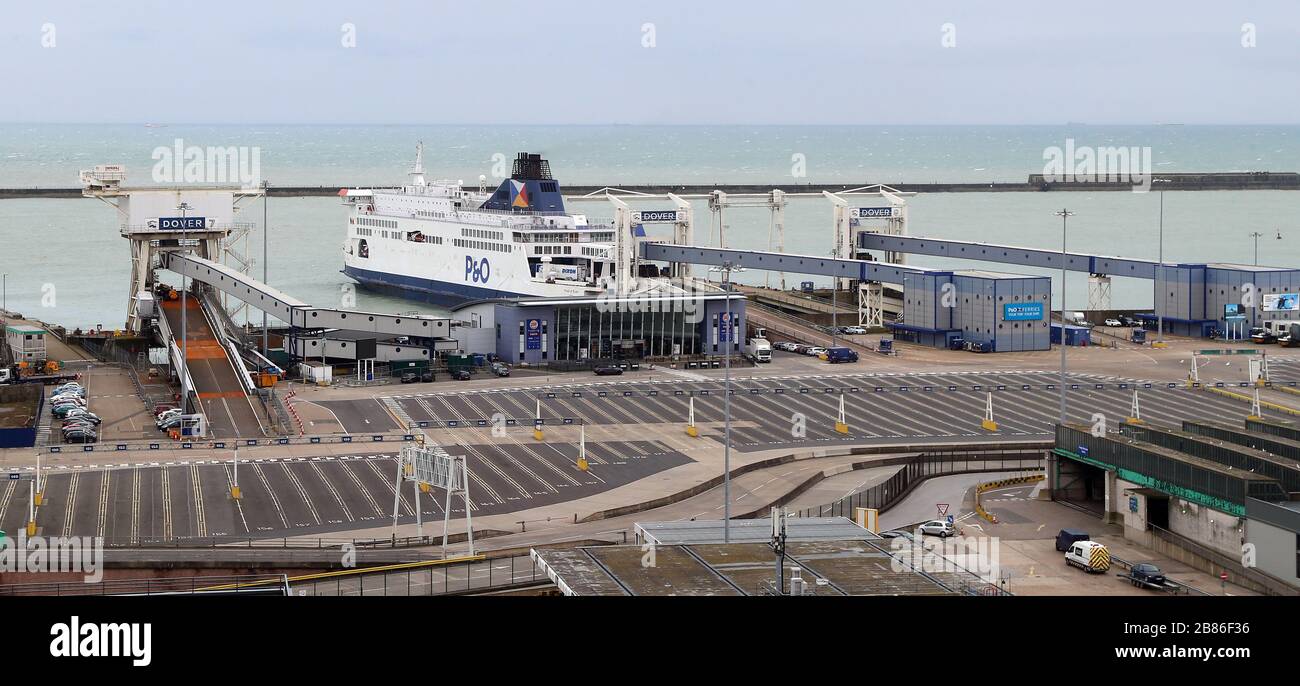 Vue sur les voies de circulation vides du port de Douvres dans le Kent. Banque D'Images