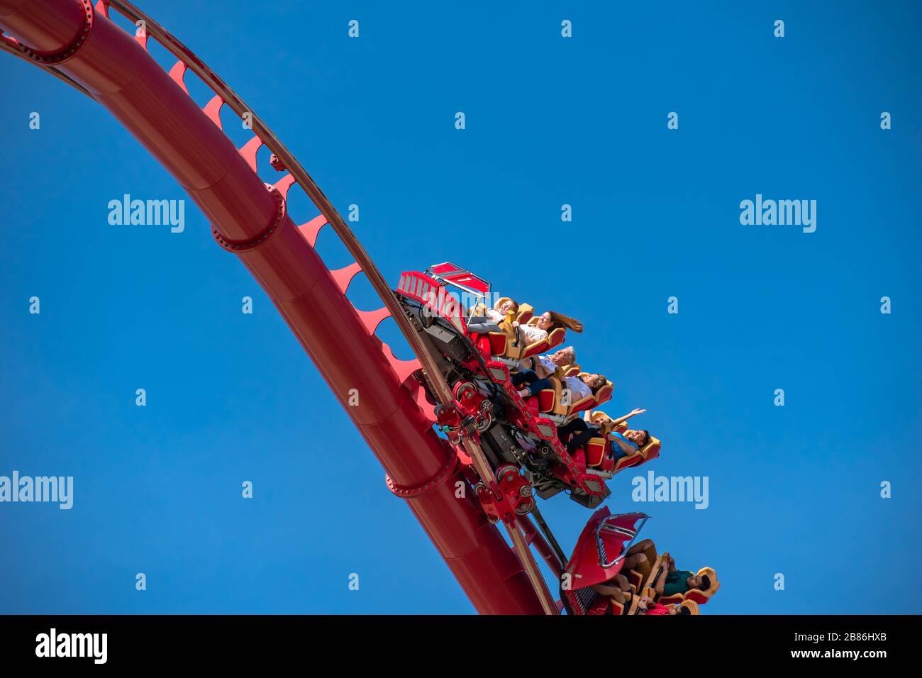 Orlando, Floride. 15 mars 2020. Les gens qui apprécient Hollywood RIP Ride Rockit Roller Coaster à Universal Studios Banque D'Images