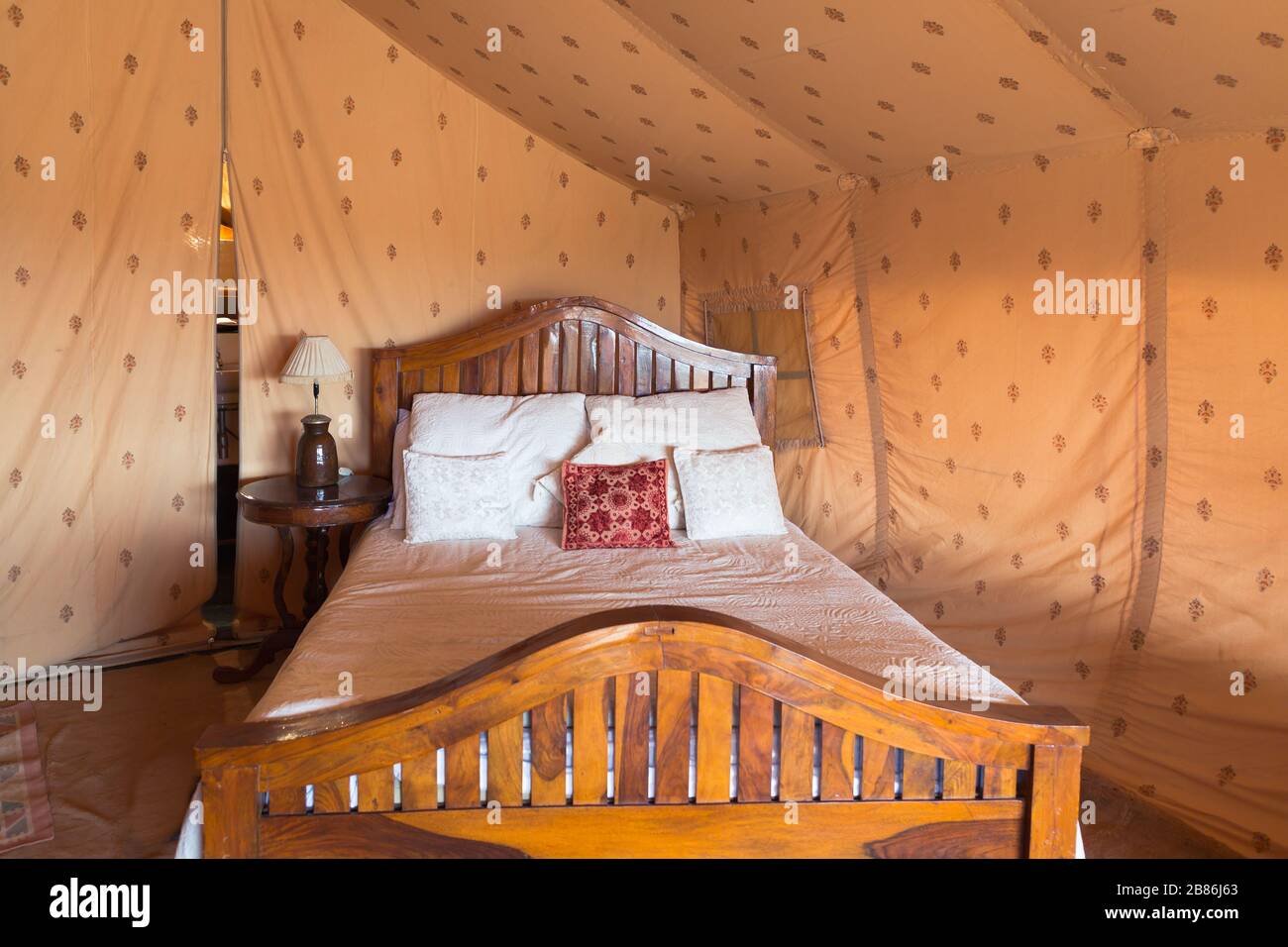 Lit dans une tente de luxe dans le jodhpur Rajasthan Inde Banque D'Images