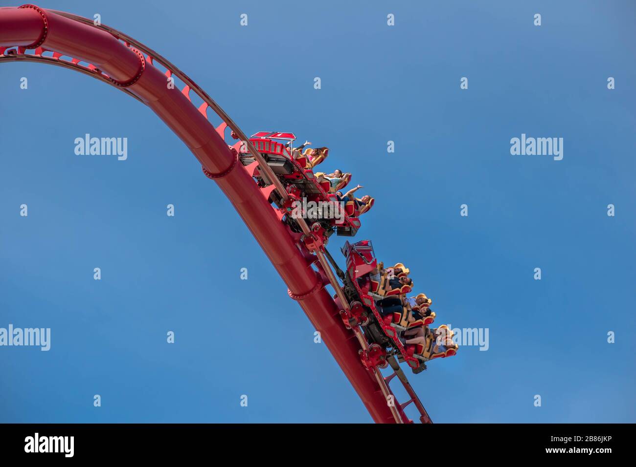 Orlando, Floride. 15 mars 2020. Les gens qui apprécient Hollywood RIP Ride Rockit Roller Coaster à Universal Studios Banque D'Images