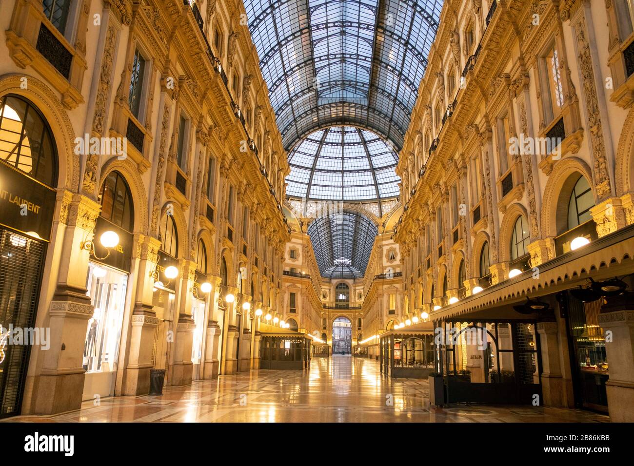 Italie, Milan, 18 mars 2020 : urgence de Coronavirus. Ville vide. Vittorio Emanuele Arcade pendant le dessepage du coronavirus Covid 19 photo © Marco Vac Banque D'Images