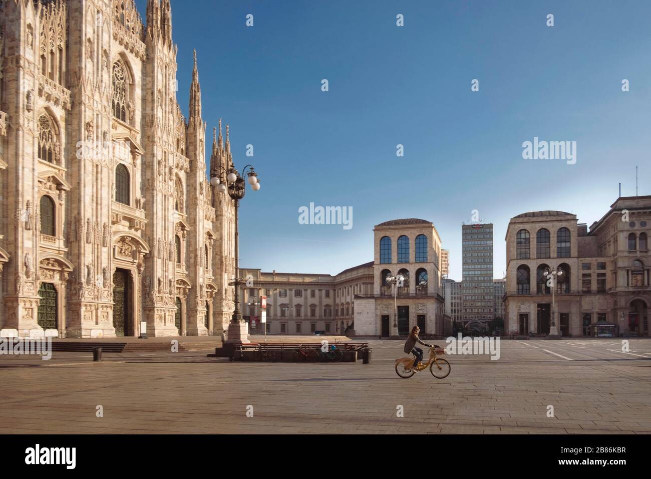 Italie, Milan, 16 mars 2020 : urgence de Coronavirus. Ville vide. Une place vide du Duomo pendant le malaise du coronavirus Covid 19 photo © Marco Vacca/ Banque D'Images