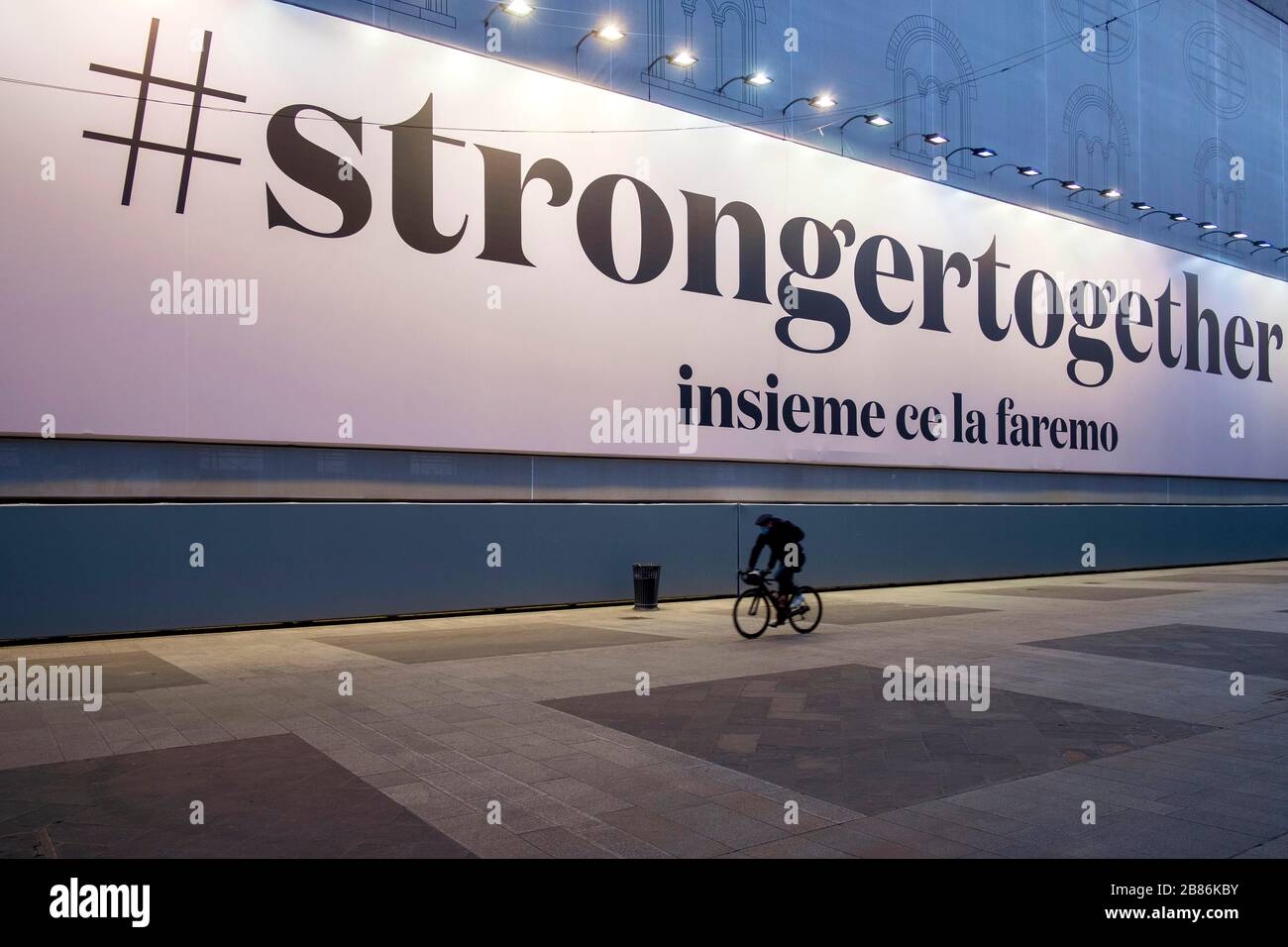 Italie, Milan, 18 mars 2020 : urgence de Coronavirus.le palais de Giureconsulti s'est terminé pour rénovation : un grand hastag rassurant encourageant les gens A. Banque D'Images