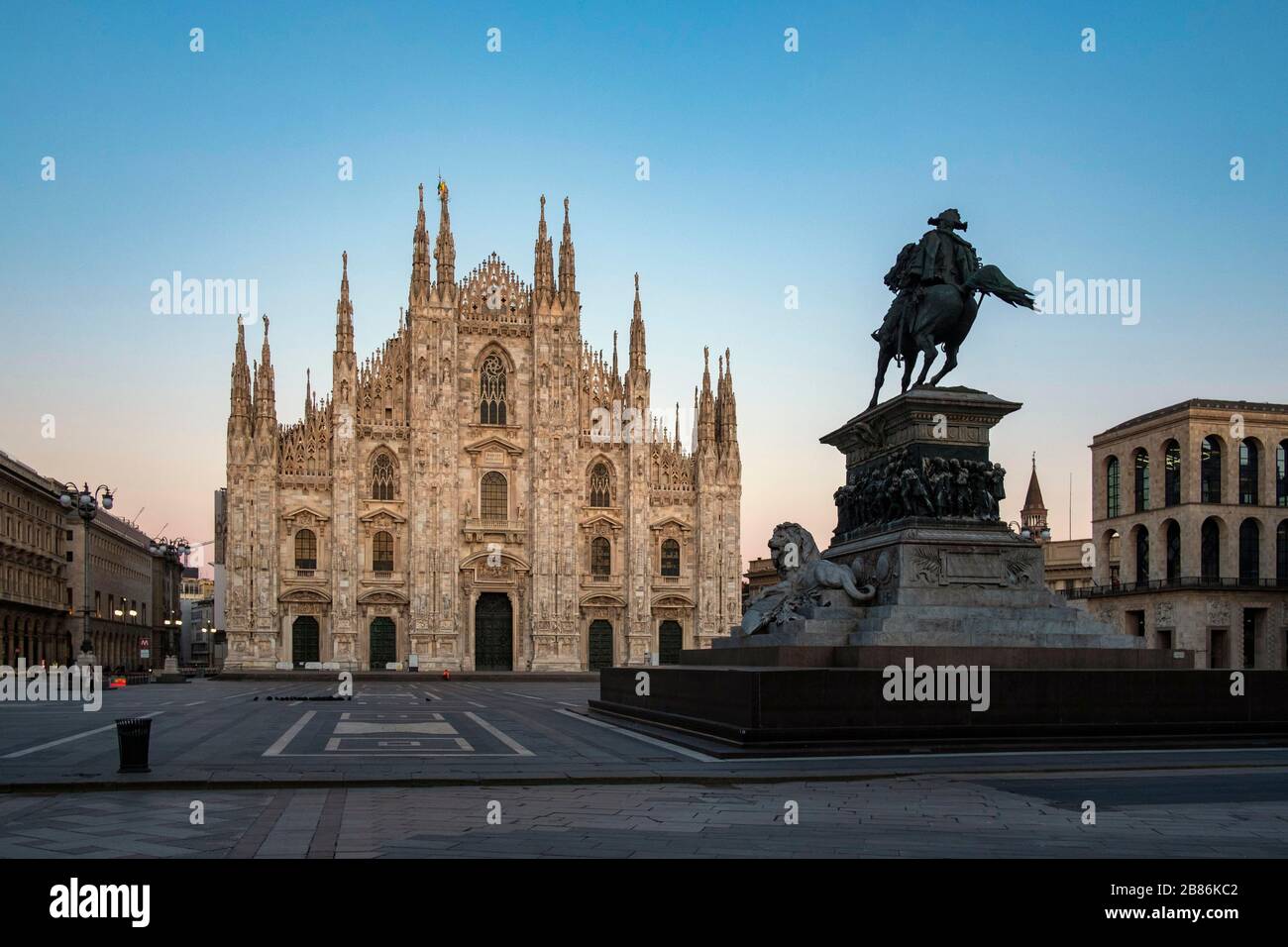 Italie, Milan, 18 mars 2020 : urgence de Coronavirus. Ville vide. Une place vide du Duomo pendant le malaise du coronavirus Covid 19 photo © Marco Vacca/ Banque D'Images