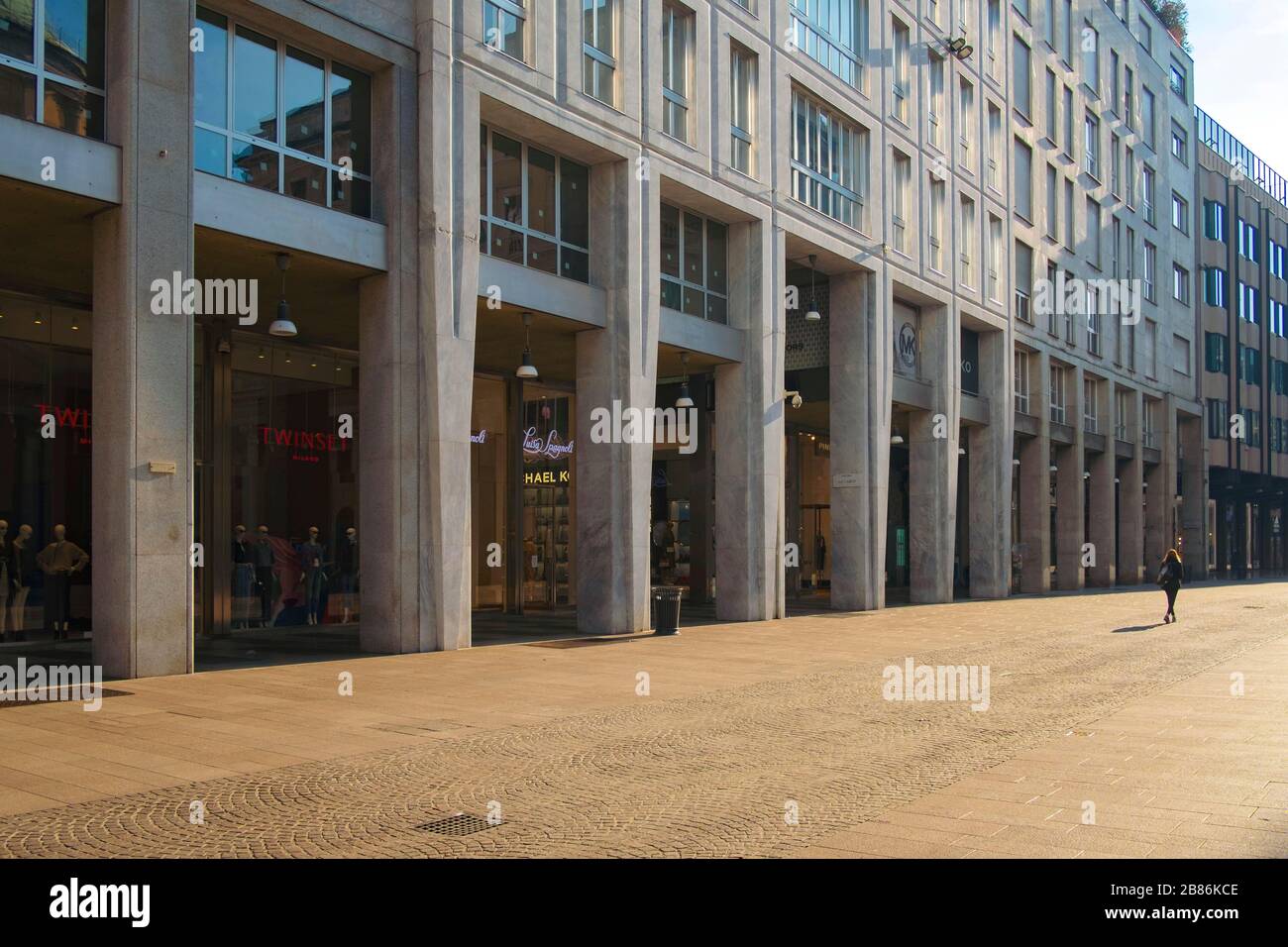 Italie, Milan, 16 mars 2020 : urgence de Coronavirus. Ville vide. L'avenue déserte Vittorio Emanuele, pendant le Pho de défacilité du coronavirus Covid 19 Banque D'Images