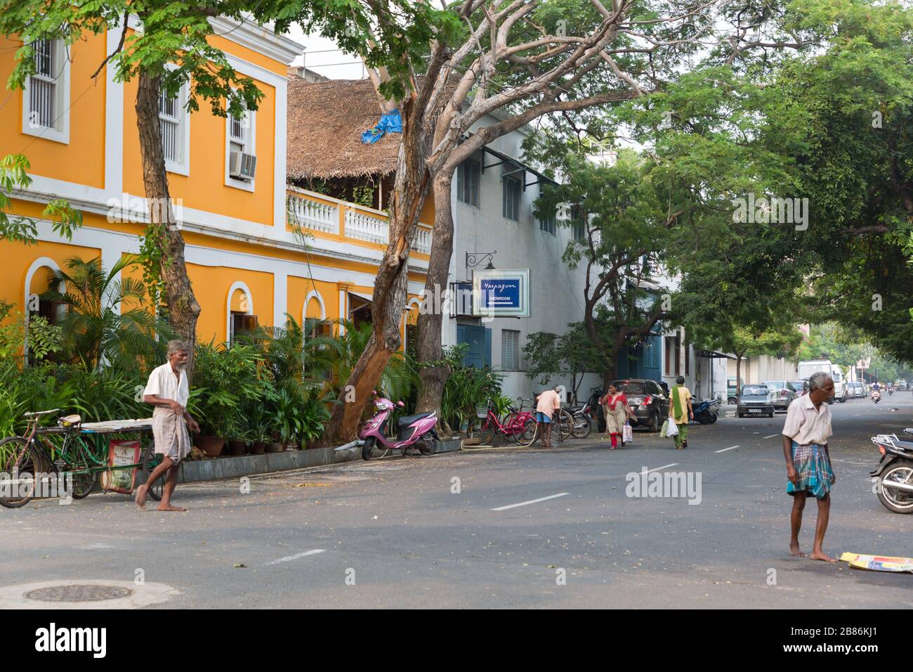 Pondichéry, Inde - 7 novembre 2019: Rue avec maisons colorées à Pondichéry en Inde Banque D'Images