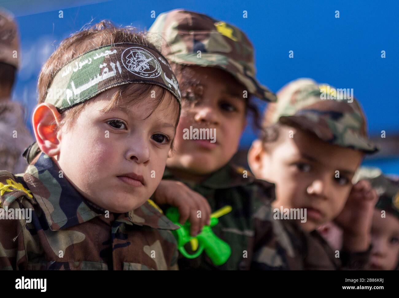 Les petits enfants du Hamas en uniforme de combat célèbrent le 32 e anniversaire de l'organisation du Hamas en 14/12/2019 Banque D'Images