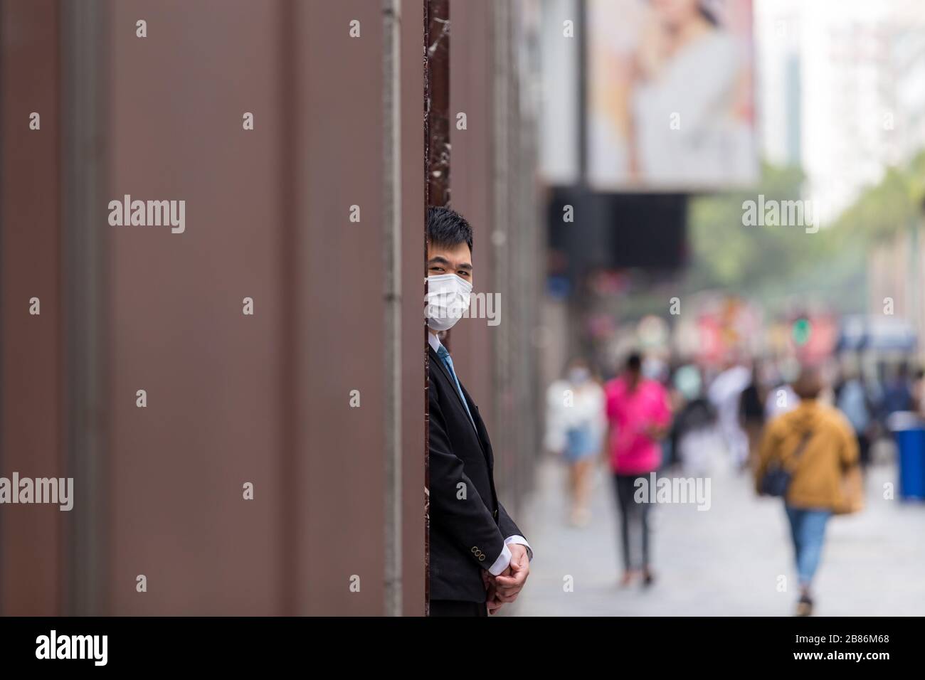 Les personnes portant des masques pendant le virus Corona. Banque D'Images