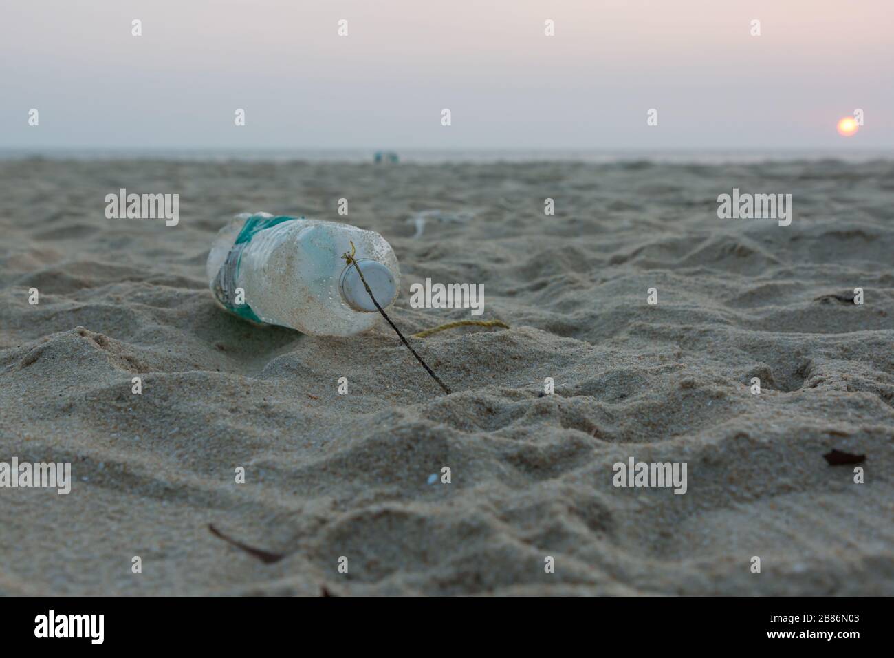 bouteille en plastique sur la plage en inde Banque D'Images