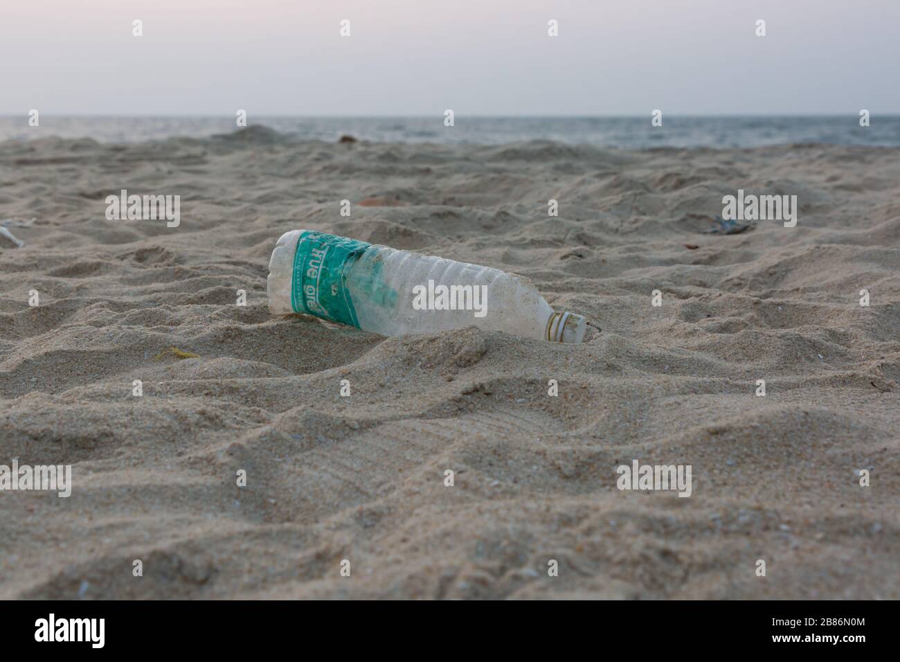 plastique sur la plage à kerala inde Banque D'Images
