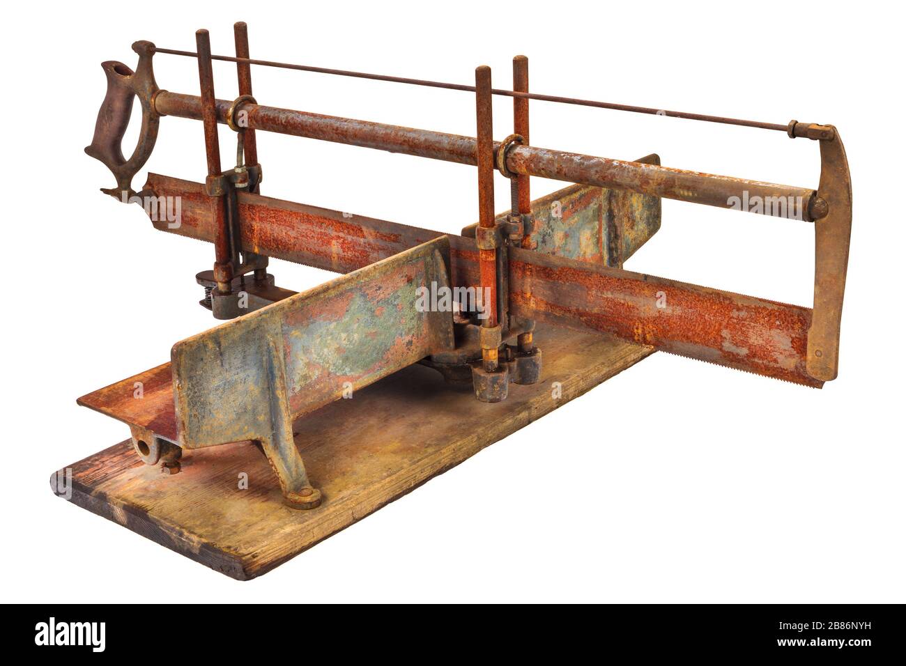 Scie à onglet manuelle rouillée vintage isolée sur fond blanc Banque D'Images
