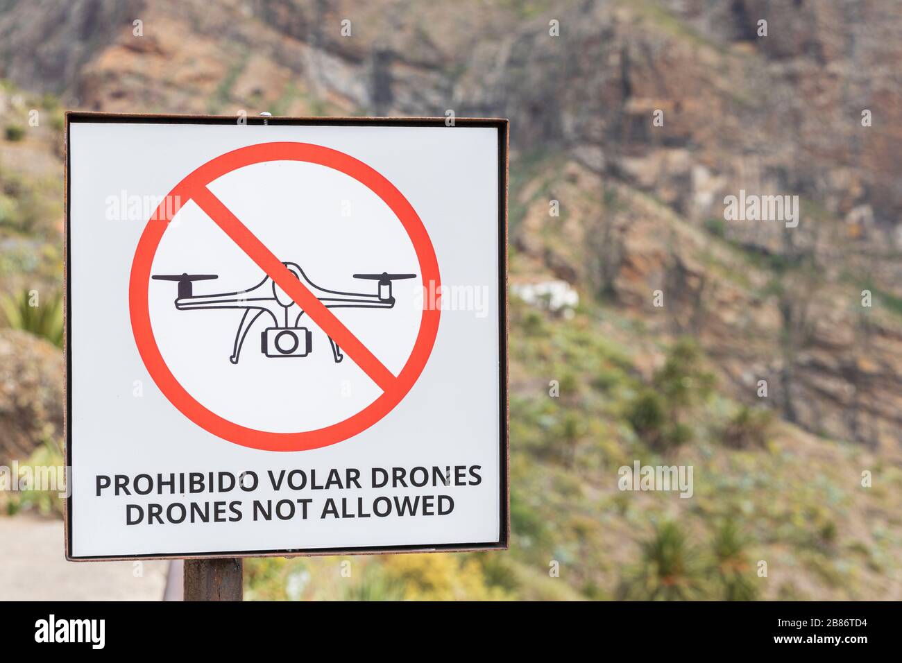 Drones pas autorisé signe, interdiction de voler un drone sur le panneau  d'avertissement Masca barranco , Tenerife, Iles Canaries, Espagne Photo  Stock - Alamy