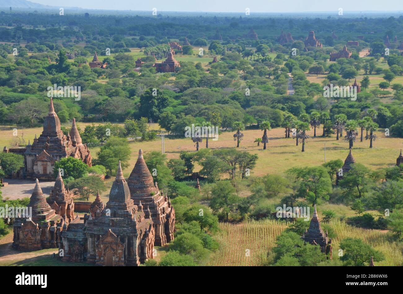 Vue aérienne sur la plaine centrale de la zone archéologique de Bagan Banque D'Images