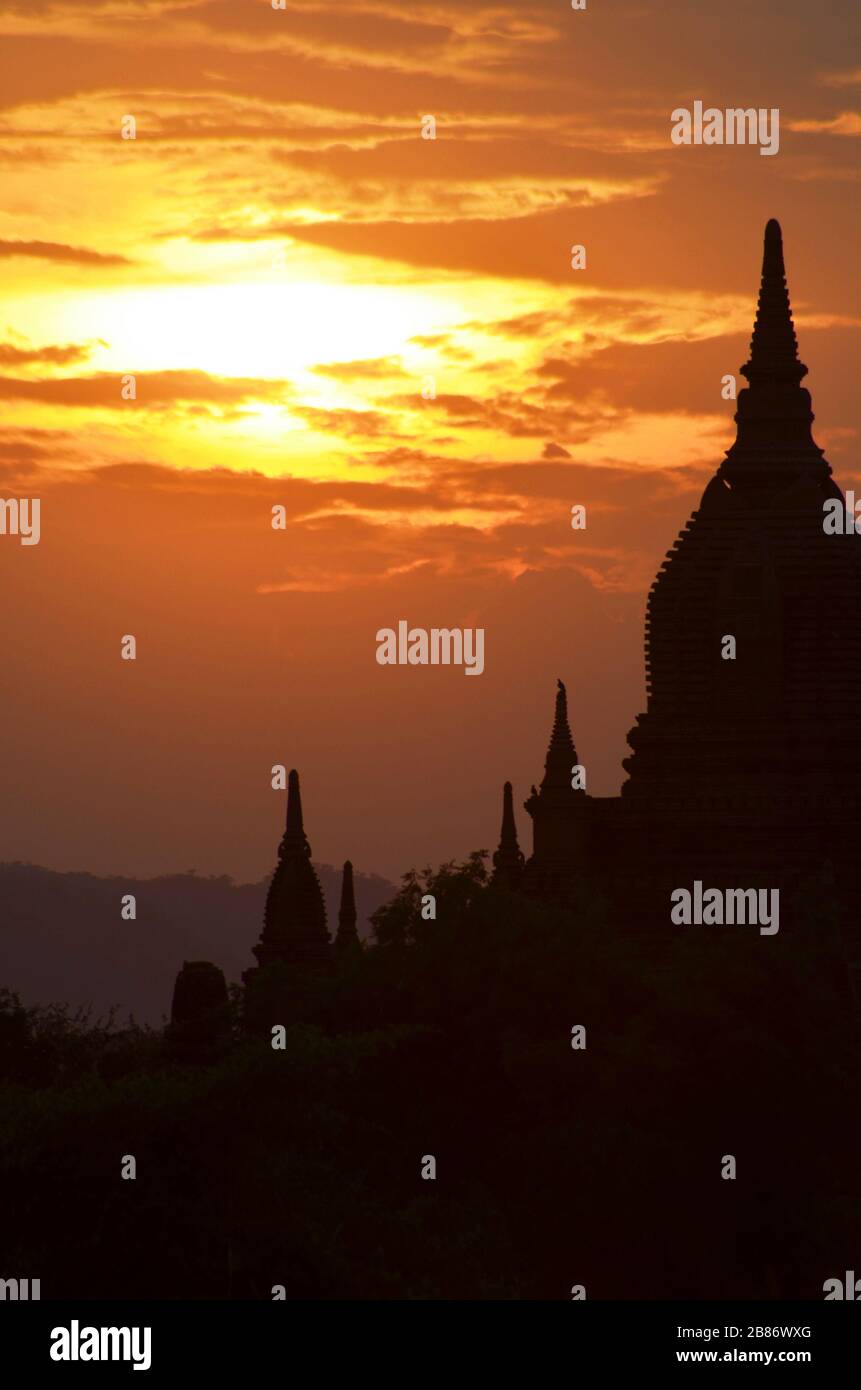 Silhouette d'un temple de Bagan au coucher du soleil Banque D'Images