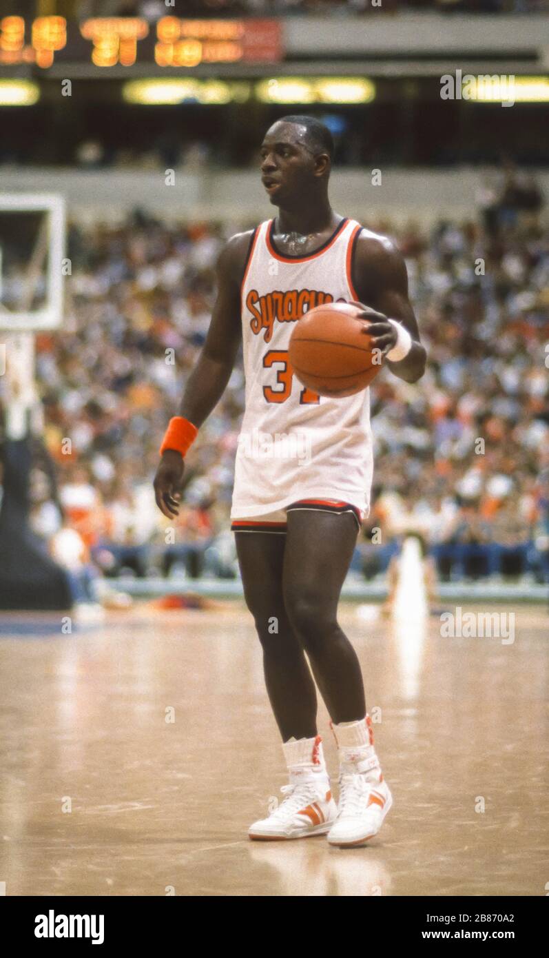 SYRACUSE, NEW YORK, États-Unis, 1984 - Dwayne Pearl Washington, joueur de basket-ball de l'Université de Syracuse pendant le match NCAA dans Carrier Dome. Banque D'Images