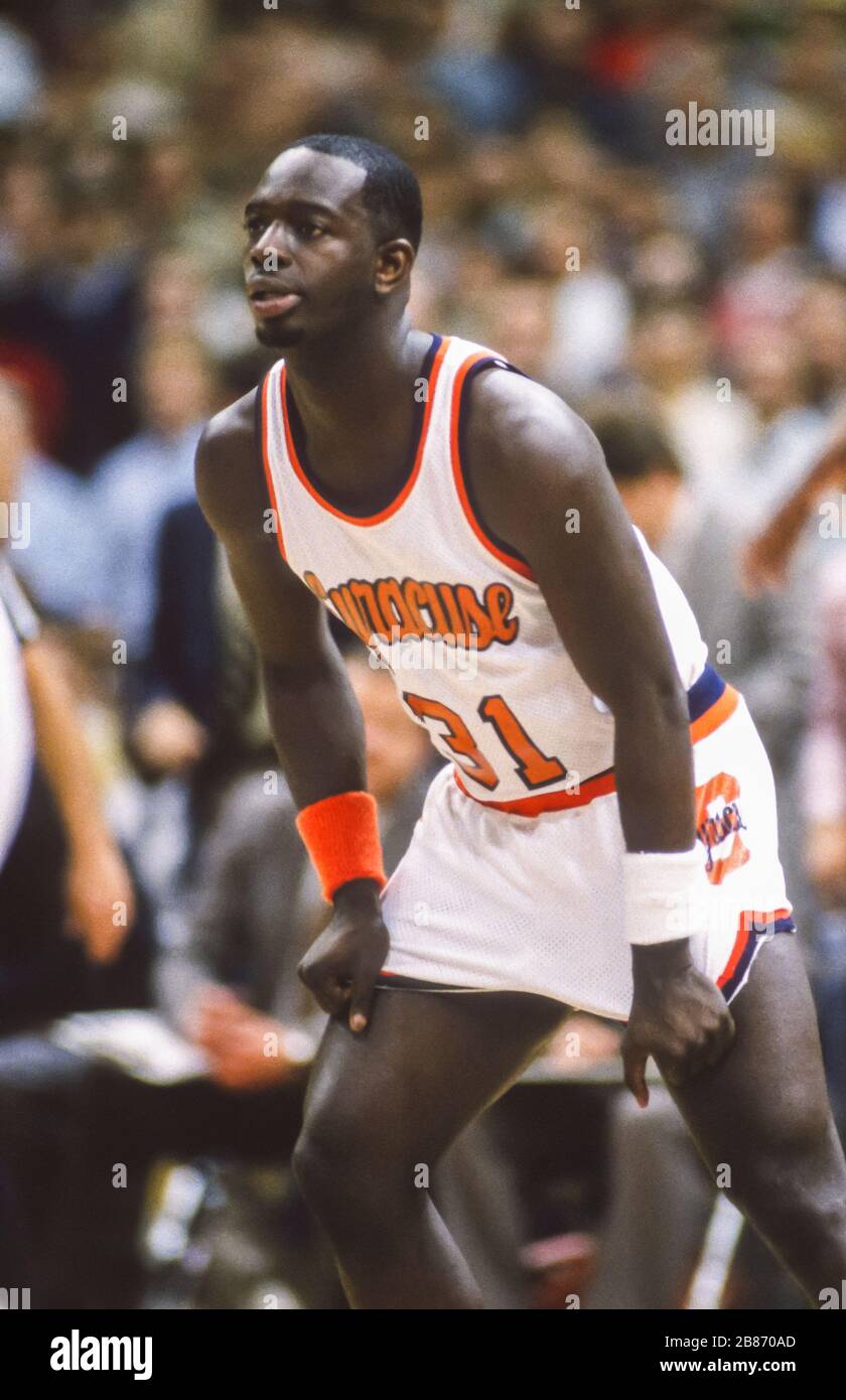 SYRACUSE, NEW YORK, États-Unis, 1984 - Dwayne Pearl Washington, joueur de basket-ball de l'Université de Syracuse pendant le match NCAA dans Carrier Dome. Banque D'Images