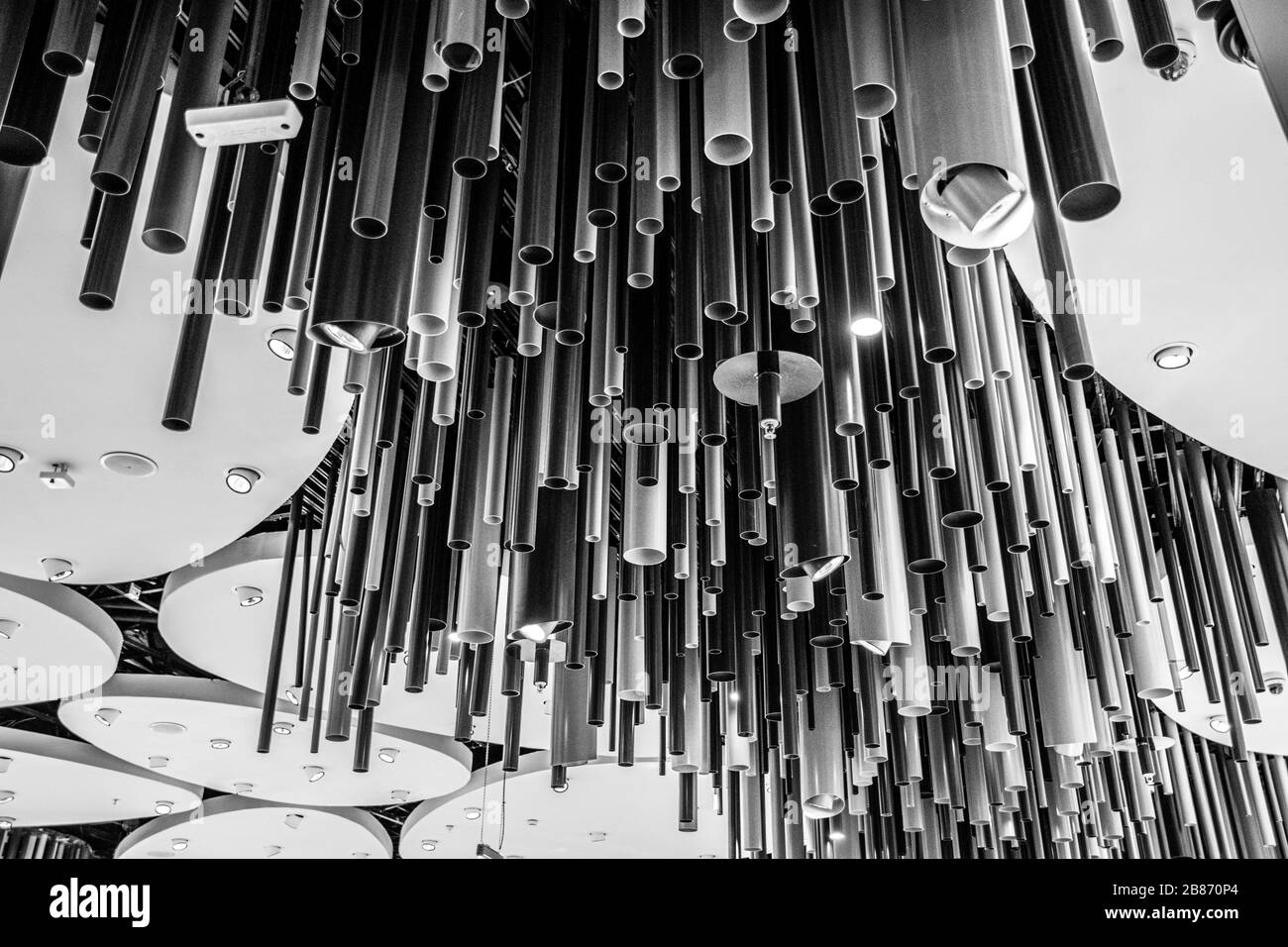 Photo en noir et blanc du fond abstrait en relief de formes et de lignes géométriques. Equipement d'éclairage créatif au plafond. Motifs futuristes Banque D'Images