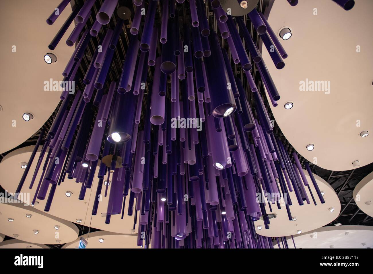 Arrière-plan abstrait de formes géométriques et de lignes dans des tons de violet foncé. Equipement d'éclairage créatif au plafond. Toile de fond futuriste Banque D'Images