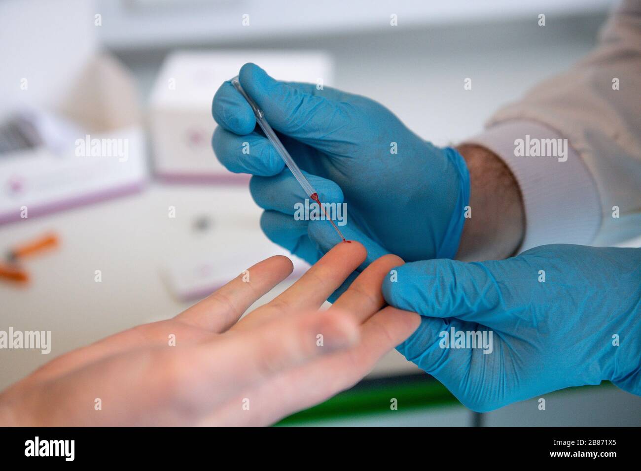 Le sang capillaire sur un bout de doigt lors d'une démonstration à Surescreen Diagnostics, basé à Derby, d'un test qu'ils ont fabriqué qui prétend être de 98% précis pour déterminer si une personne est infectée par le coronavirus, coûte £6 et peut être utilisé en 10 minutes. Banque D'Images