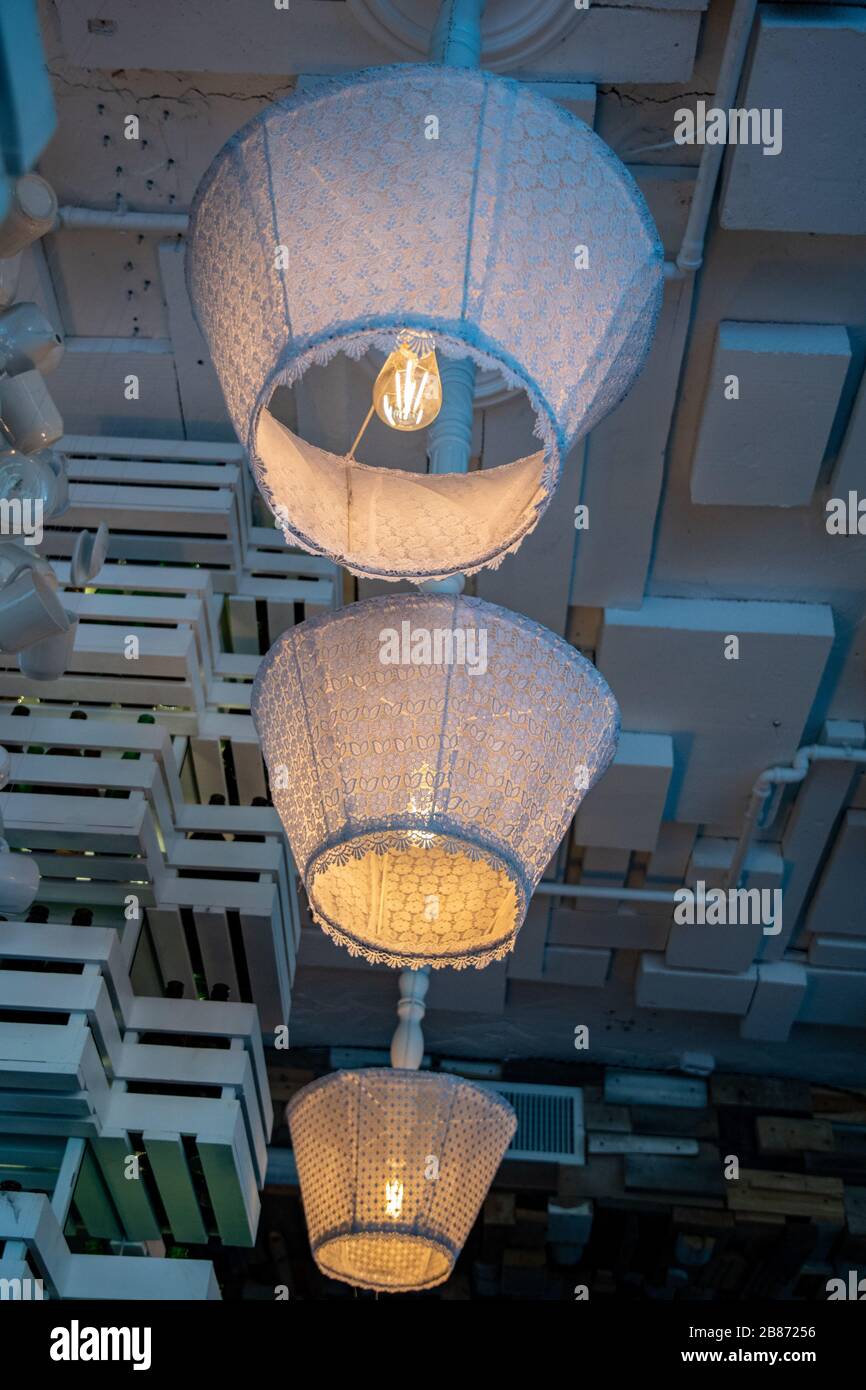 Abat-jour en textile vintage de trois lampes standard montées au plafond. Décoration chic et élégante avec lampe. Lampes rétro avec ampoules lumineuses. Banque D'Images