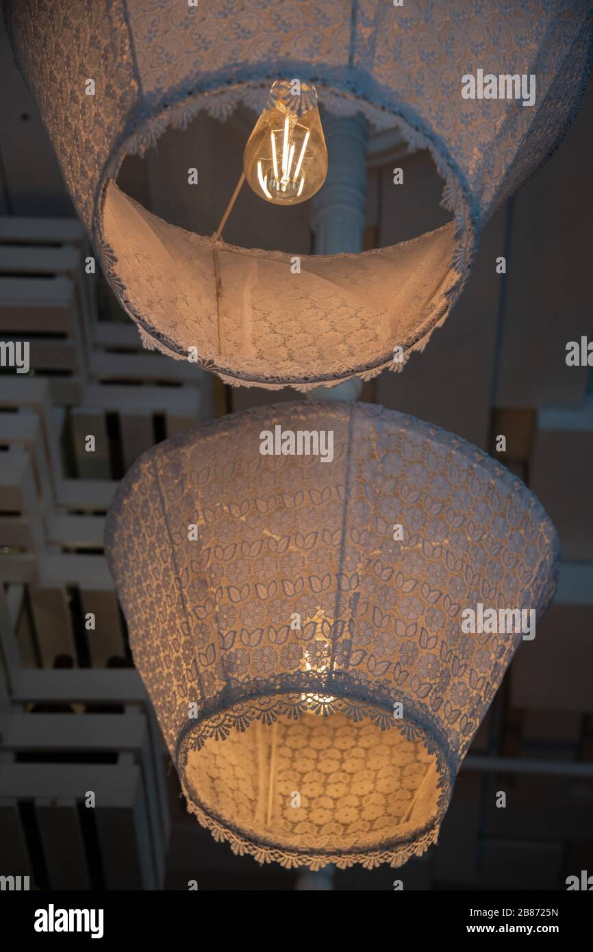 Lustre de style rustique avec abat-jour en textile vintage et filament brillant à l'intérieur d'une ampoule en verre. Deux lampes de plafond chics en rangée. Lampes rétro Banque D'Images