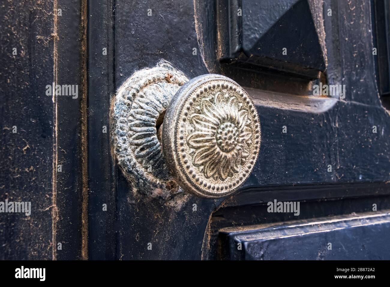 Essouria, Maroc - septembre 2017 : poignée de porte ancienne en motif fleuri. Usé et sale au fil du temps Banque D'Images