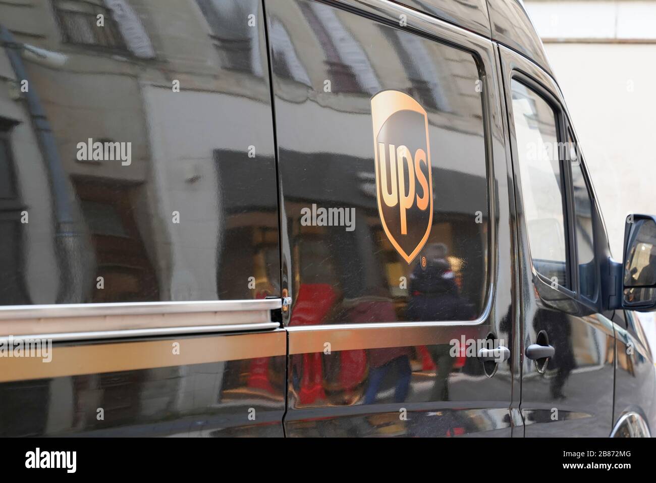 Bordeaux , Aquitaine / France - 01 15 2020 : UPS signez van camion de livraison avec logo Banque D'Images