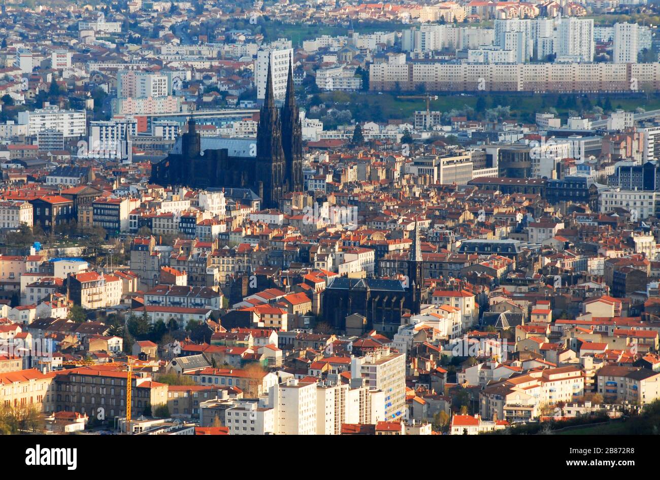 Vue aérienne de Clermont-Ferrand avec la cathédrale et l'église notre Dame du Port. En arrière-plan le ' Muraille de Chine'. Auvergne, France Banque D'Images