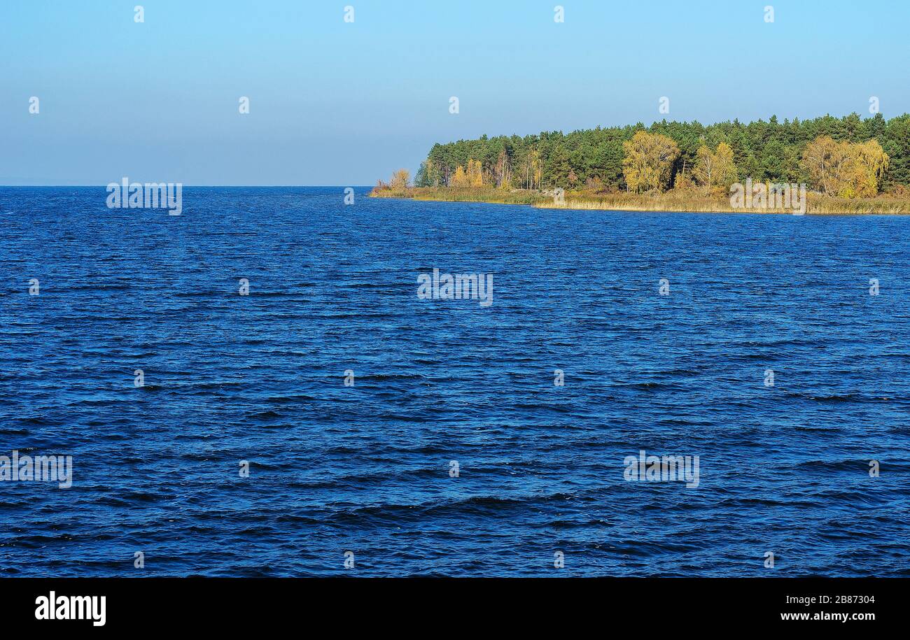 mer bleue avec un rivage au loin 2 Banque D'Images