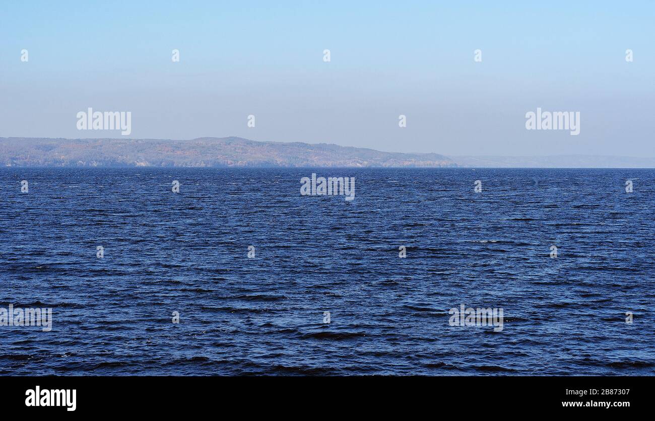 mer bleue avec un rivage au loin Banque D'Images