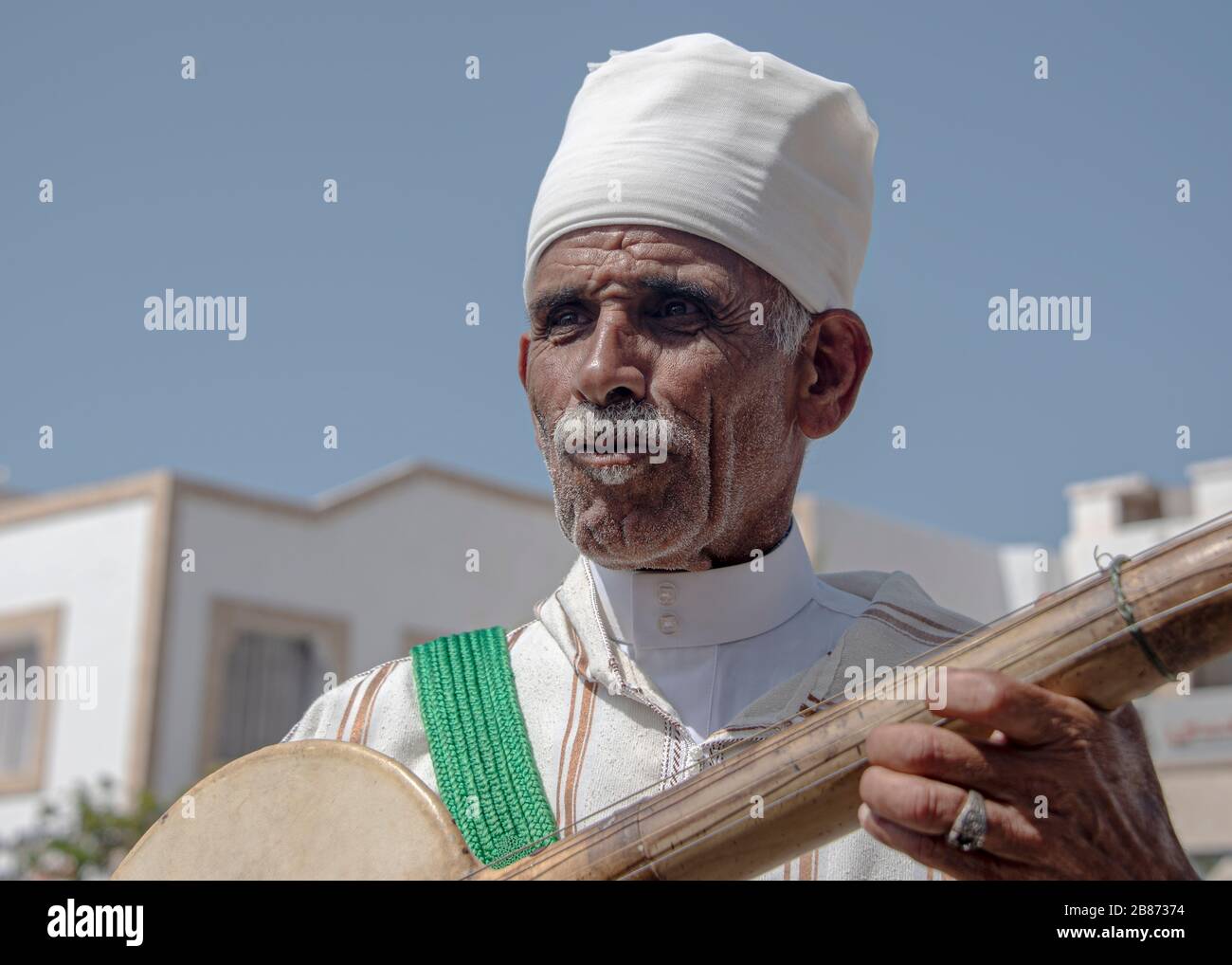 Essouria, Maroc - septembre 2017: Homme âgé, interprète la musique marocaine traditionnelle aux touristes comme interprète de rue Banque D'Images