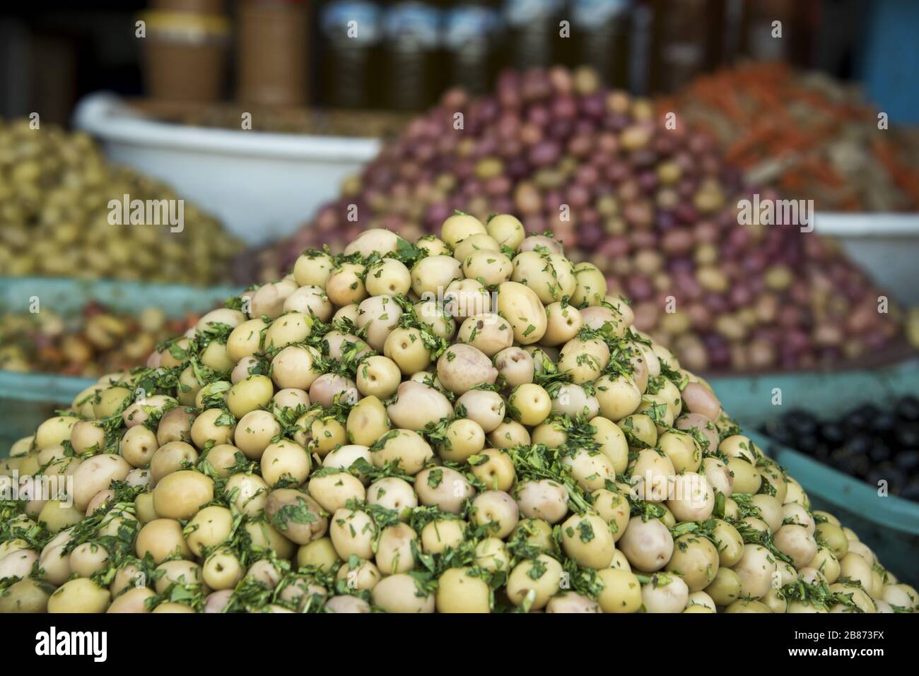Essouria, Maroc - septembre 2017: Grands bols d'olives vertes et roses à vendre dans un marché marocain Banque D'Images