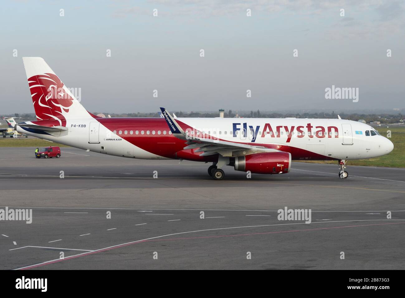 Fly Arystan Airbus A 320 P4-KBB à l'aéroport international d'Almaty, au Kazakhstan. Avion de FlyArystan. Filiale à bas coût. Banque D'Images