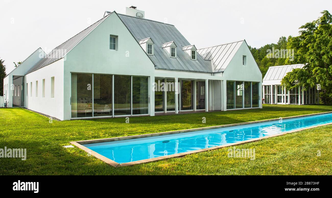 Ferme moderne et piscine pour longueurs Banque D'Images