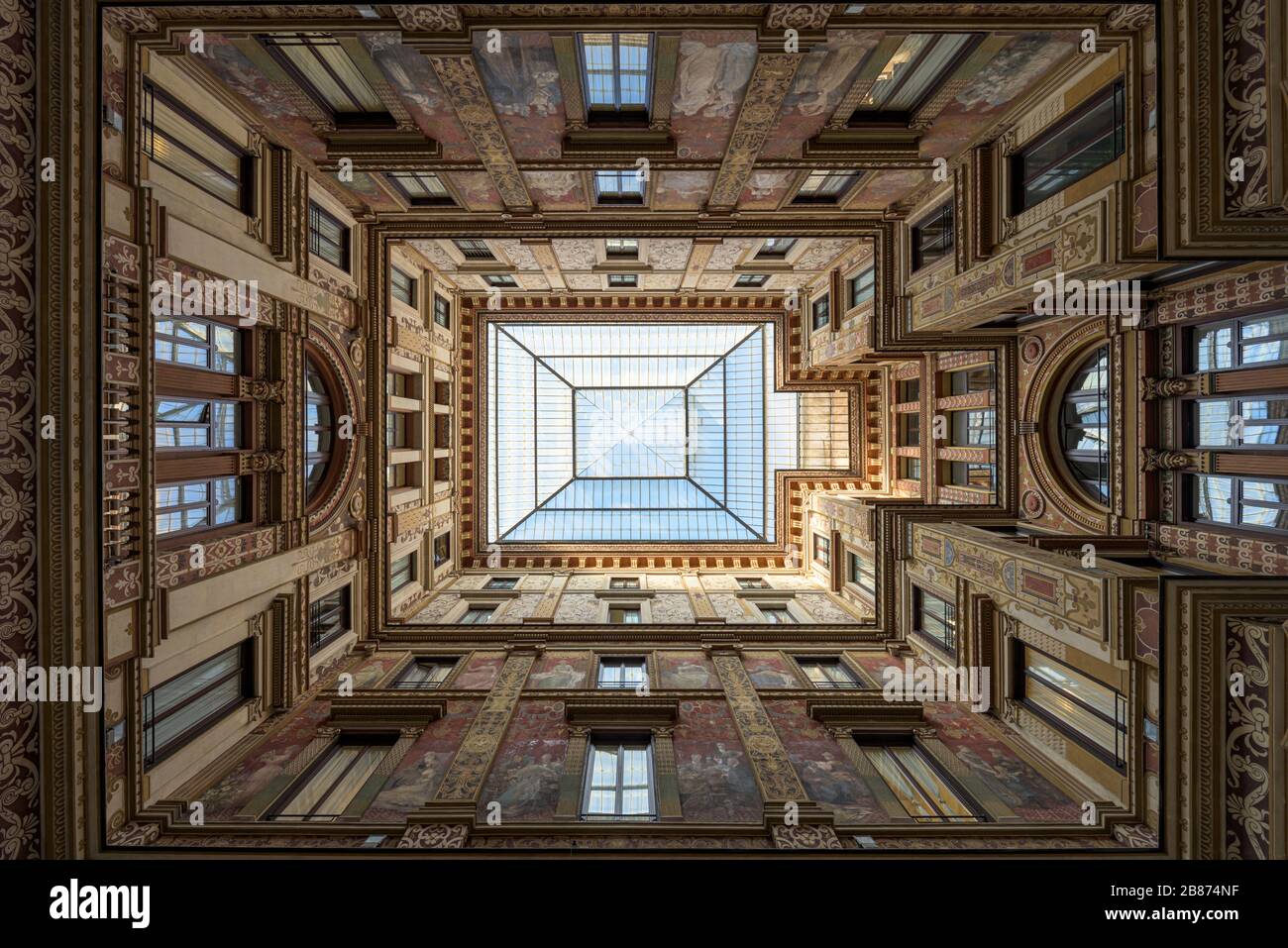 Passage couvert du bâtiment Galleria Sciarra, décoré dans Liberty Stile avec des peintures allégoriques, dans le quartier de Trevi à Rome, en Italie Banque D'Images