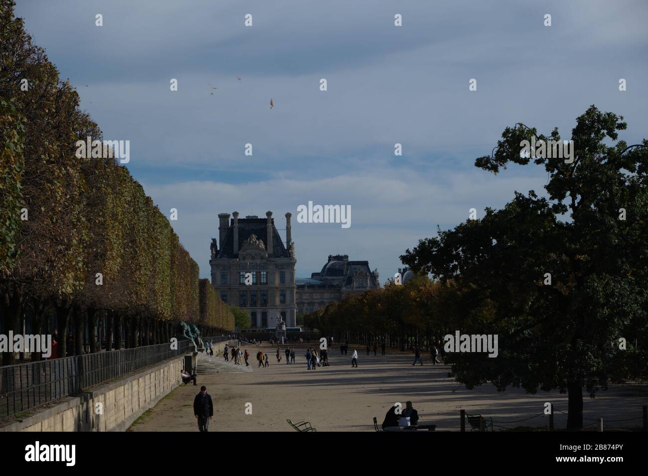 Les gens marchont dans les Tuileries Banque D'Images