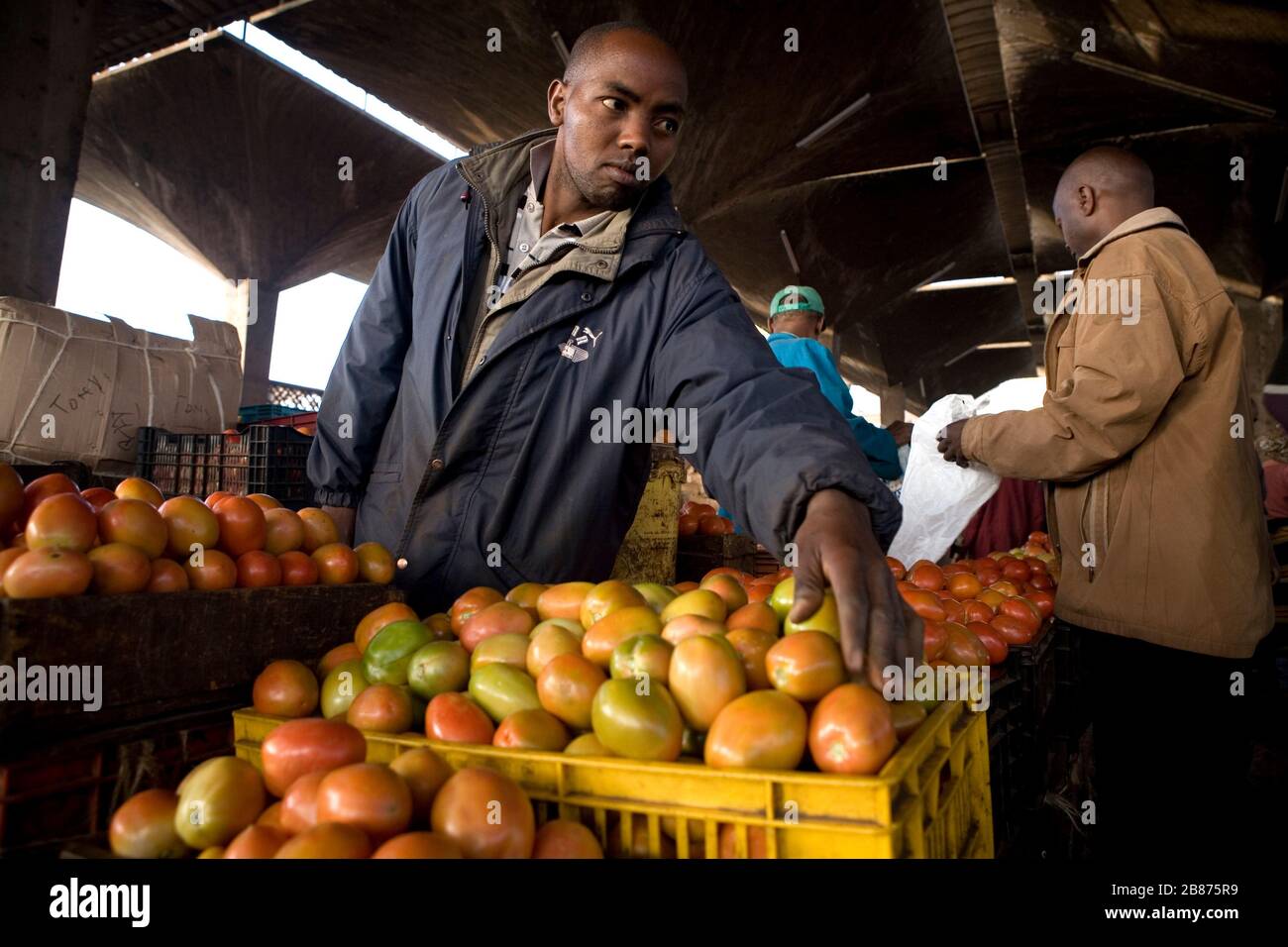 Un vendeur de légumes attend des clients sur le marché de Wakulima à Nairobi, au Kenya, le 9 mars 2011. Banque D'Images