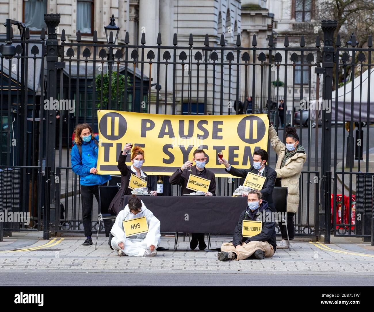 Les membres du groupe « Pause le système » se réunissent aux portes de Downing Street. Ils exigent un lock-down national complet. Banque D'Images