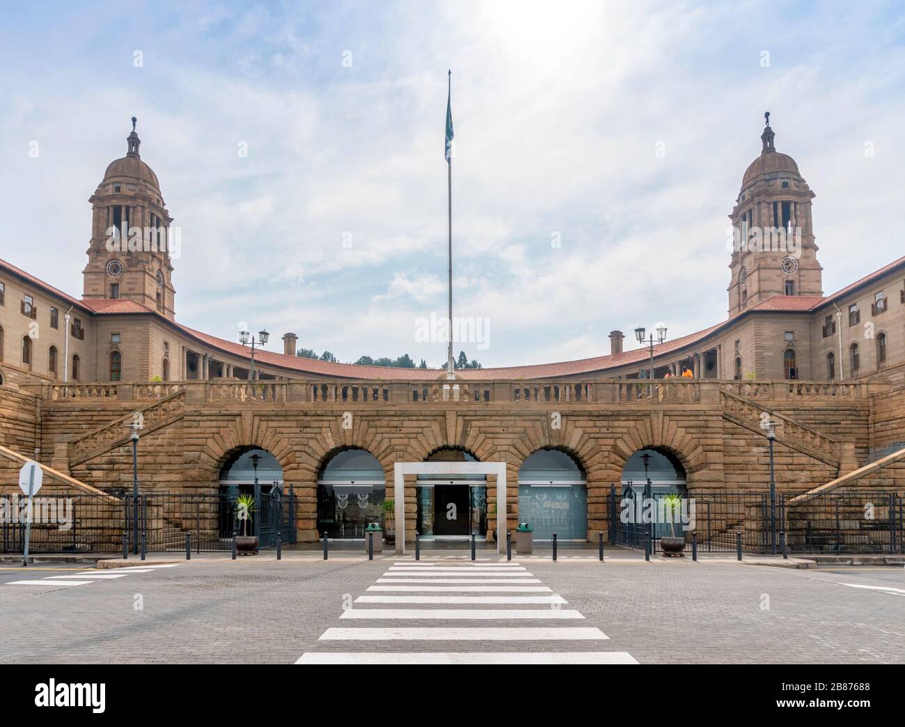 Zebra menant à une entrée sécurisée aux bâtiments de l'Union à Pretoria, capitale de l'Afrique du Sud Banque D'Images