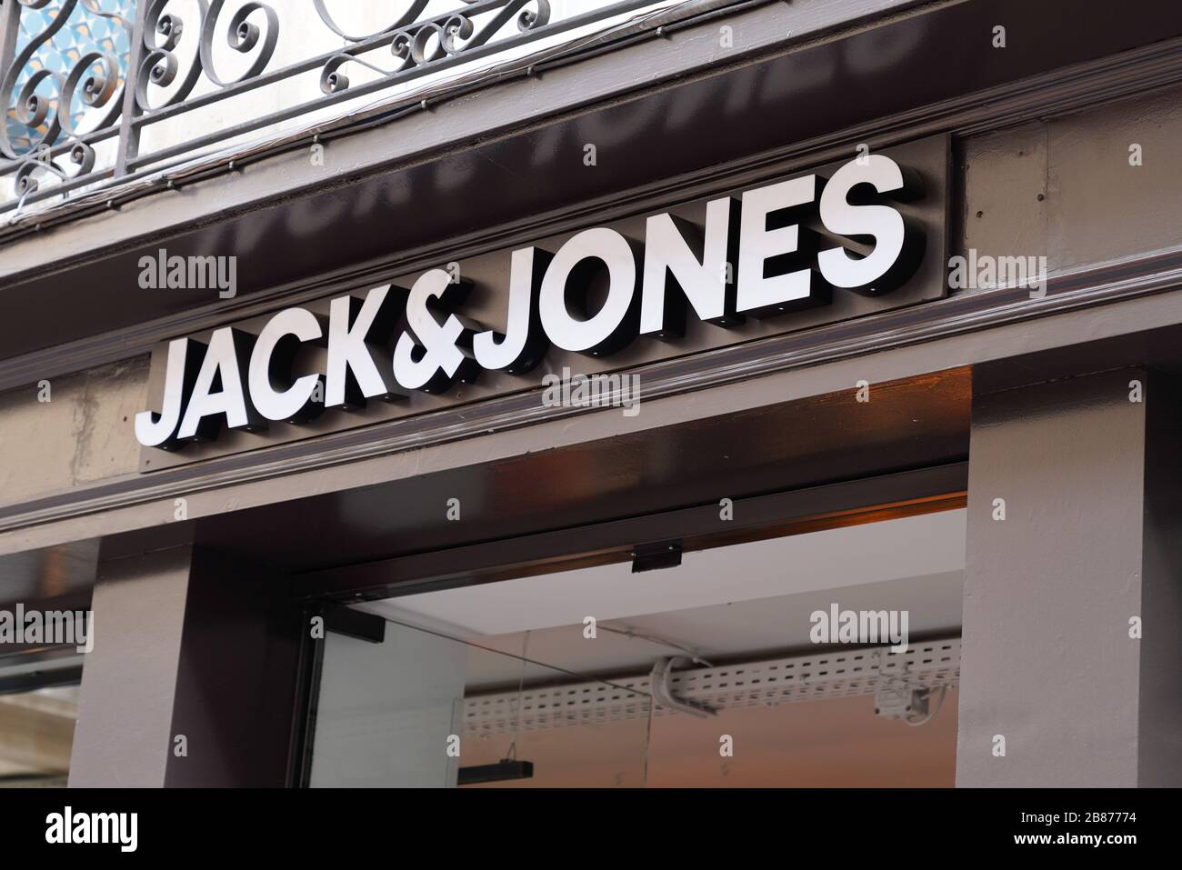 Bordeaux , Aquitaine / France - 11 07 2019 : BOUTIQUE JACK & JONES logo  boutique boutique mode vêtements société Danemark marque Photo Stock - Alamy