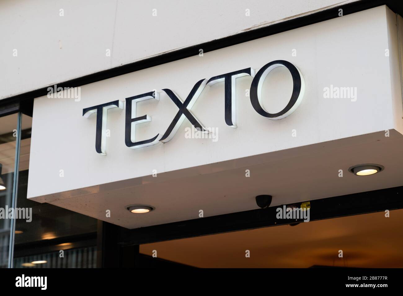 Bordeaux , Aquitaine / France - 10 28 2019 : texto chaussures marque  boutique de marque prêt à porter vêtements chaussures magasin de logo de  vente au détail Photo Stock - Alamy