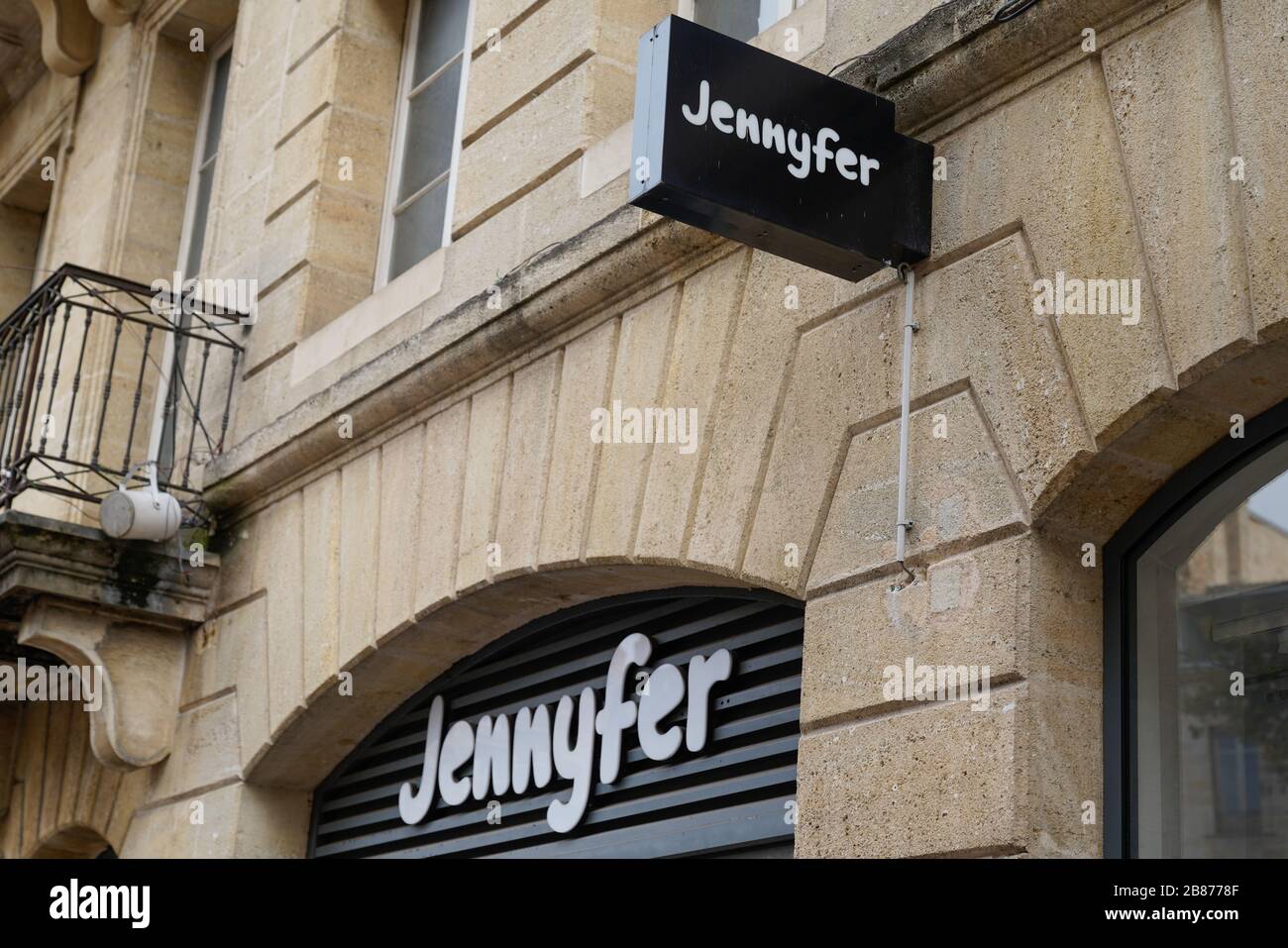 Bordeaux , Aquitaine / France - 10 28 2019 : jennyfer marque logo boutique  populaire de mode jeune fille française Photo Stock - Alamy