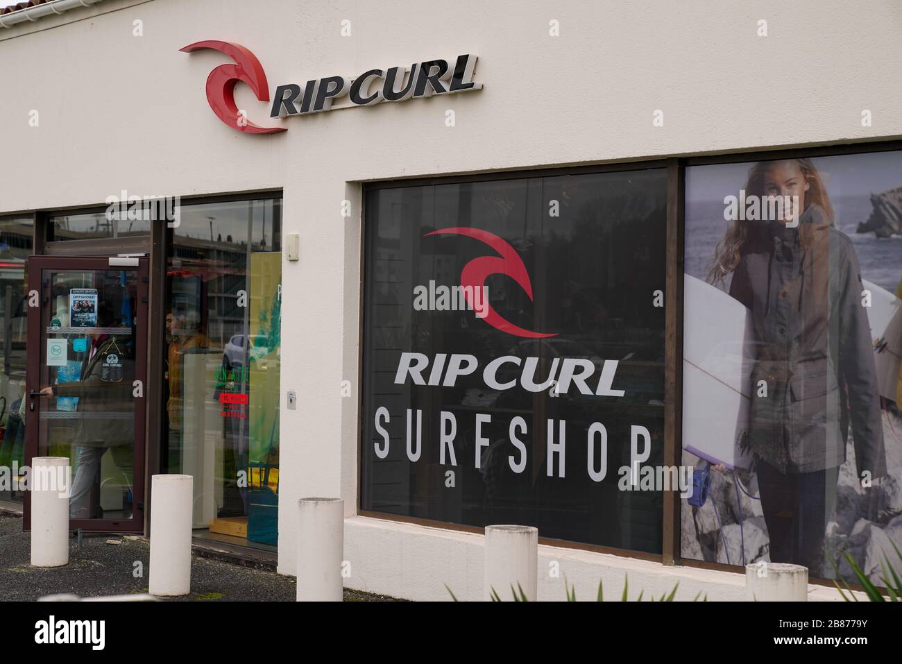 Bordeaux , Aquitaine / France - 11 18 2019 : RIP curl surf boutique de signe logo boutique mode planche de surf Banque D'Images