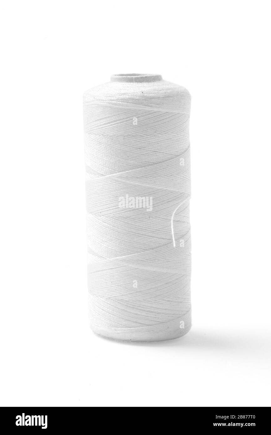 Bobine de fil blanc pour machine à coudre sur fond blanc avec chemin de travail Banque D'Images