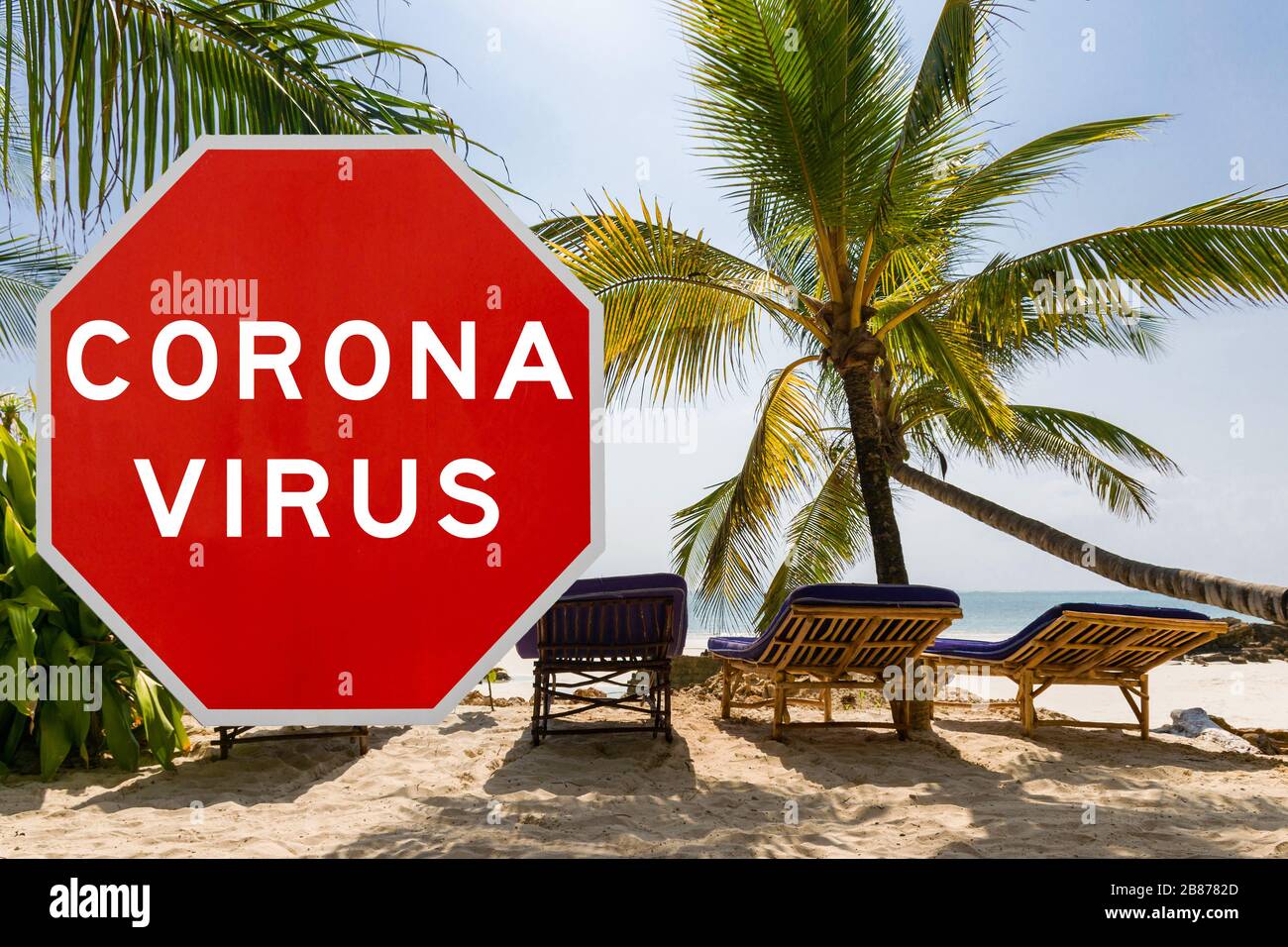 Image de concept composite avec un panneau d'avertissement de coronavirus du virus Corona en face de la plage tropicale et de l'océan, montrant les restrictions de voyage dues à une pandémie Banque D'Images