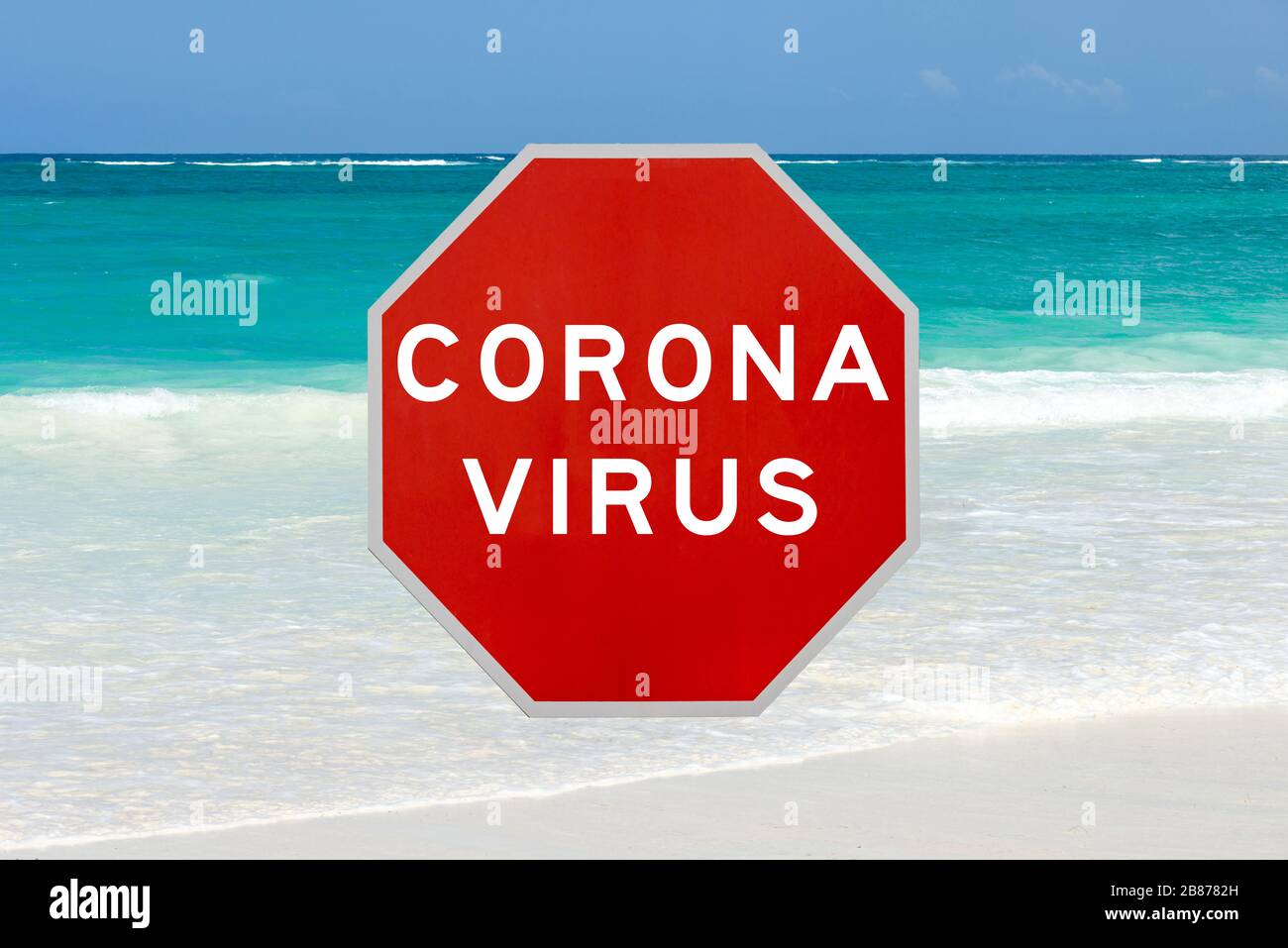 Image de concept composite avec un panneau d'avertissement de coronavirus du virus Corona en face de la plage tropicale et de l'océan, montrant les restrictions de voyage dues à une pandémie Banque D'Images