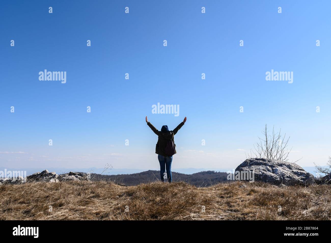 fille au sommet de la montagne avec vue sur le ciel bleu et les montagnes Banque D'Images